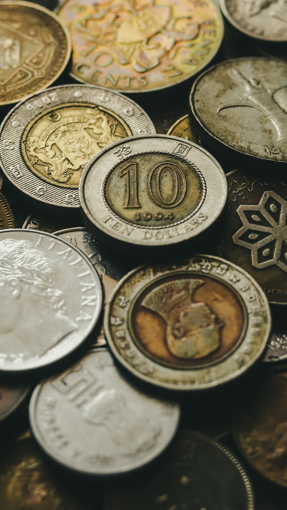 Monety z kilkunastu krajów leżące jedna na drugiej