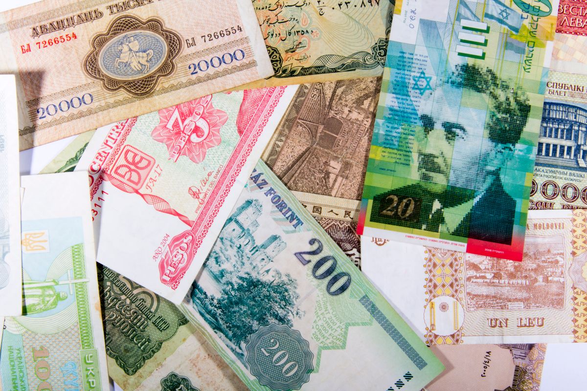 Kolorowe banknoty z odległych krajów ułożone w kompozycji