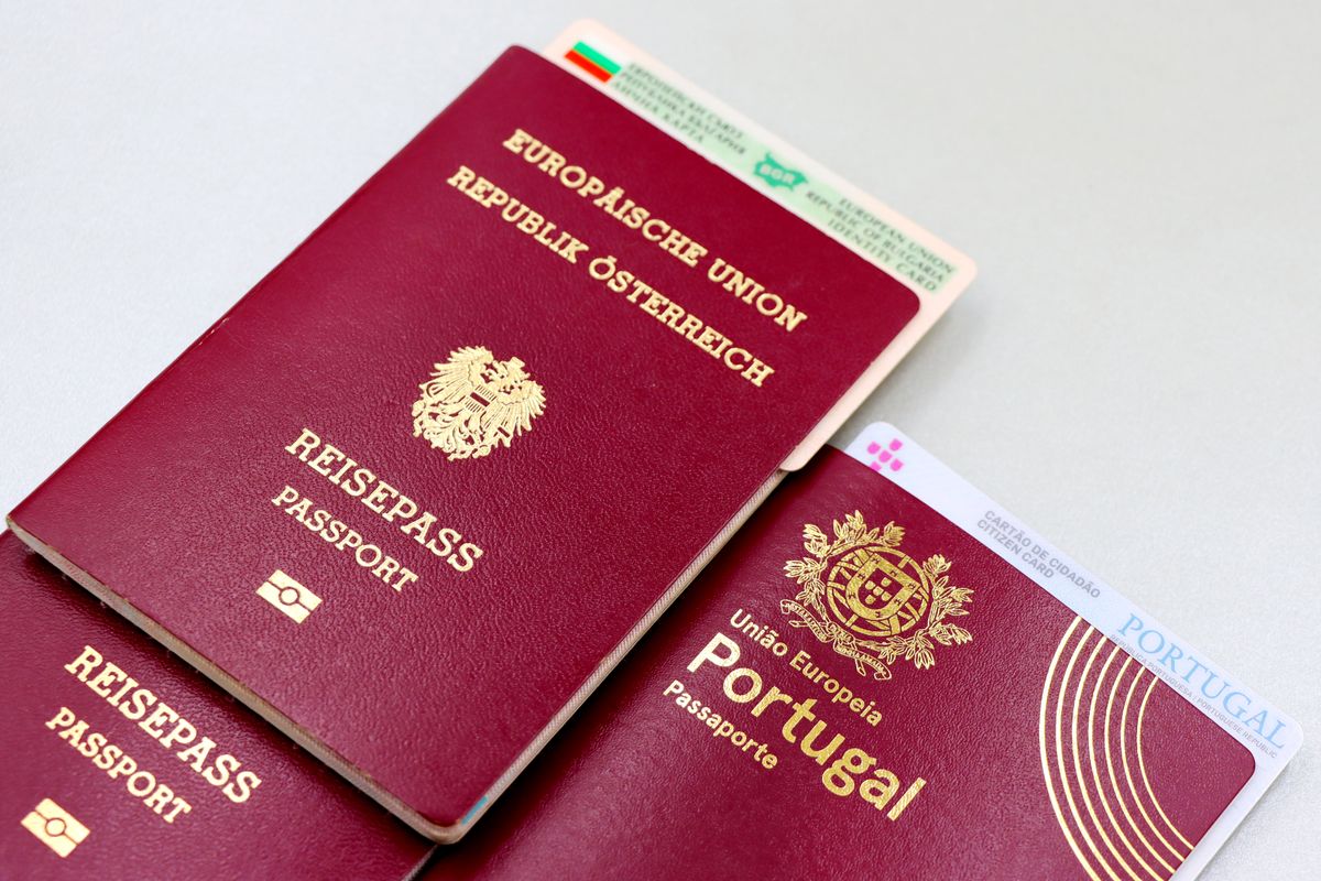 Paszporty i dowód osobisty państw Unii Europejskiej na jasnym blacie